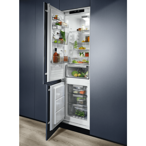 Хладилник с фризер Electrolux ENN3074EFW